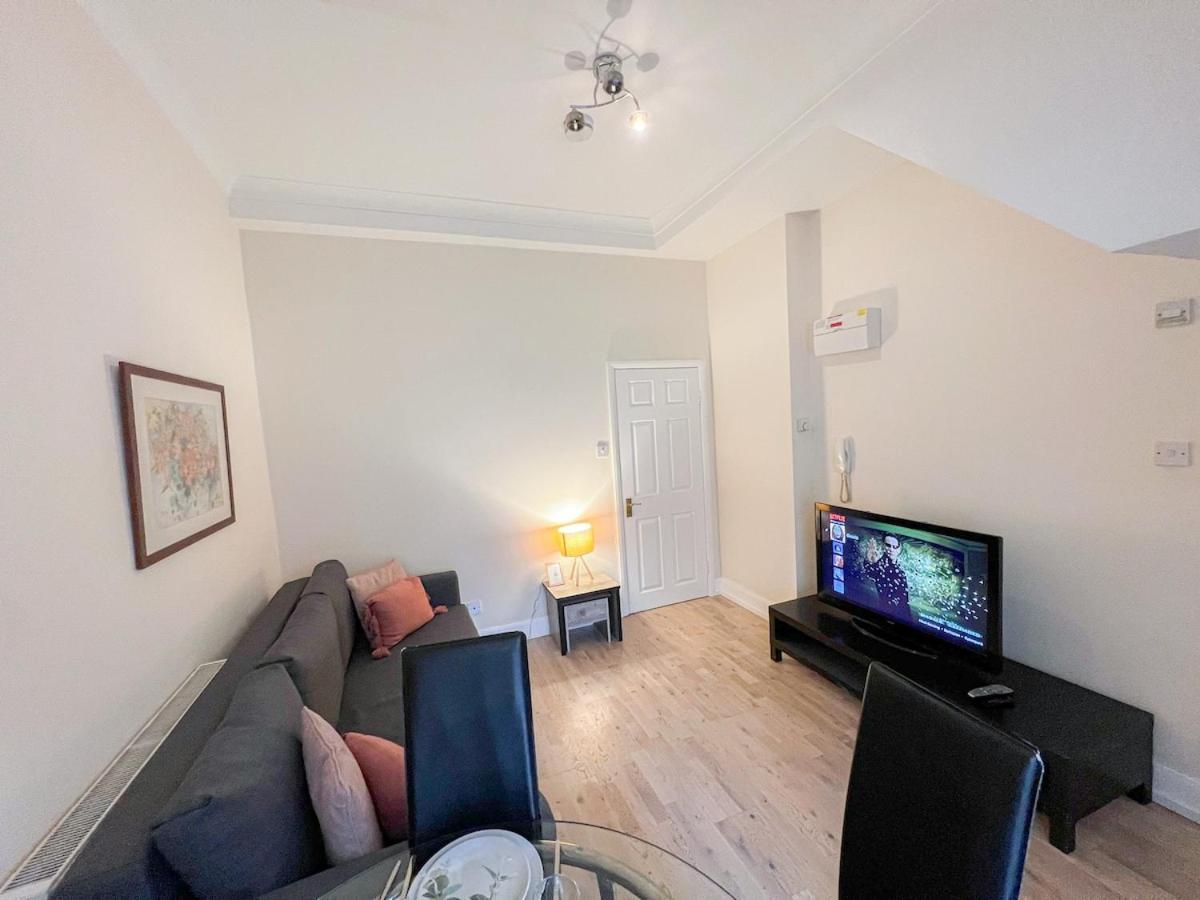 1-bedroom Flat With Small Garden & Paid Parking In Finsbury Park, Highbury Apartamento